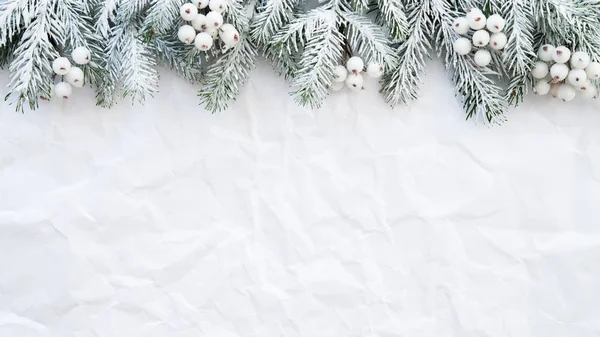 Noel arka plan beyaz buruşuk arka planda xmas ağacı ile. Neşeli Noel tebrik kartı, çerçeve, afiş. Kış tatil tema. Yeni Yılınız Kutlu Olsun. Metin için yer. Düz yatıyordu