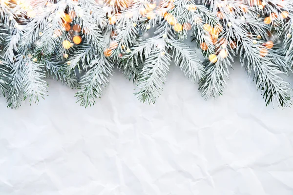 Noel arka plan beyaz buruşuk arka planda xmas ağacı ile. Neşeli Noel tebrik kartı, çerçeve, afiş. Kış tatil tema. Yeni Yılınız Kutlu Olsun. Metin için yer. Düz yatıyordu