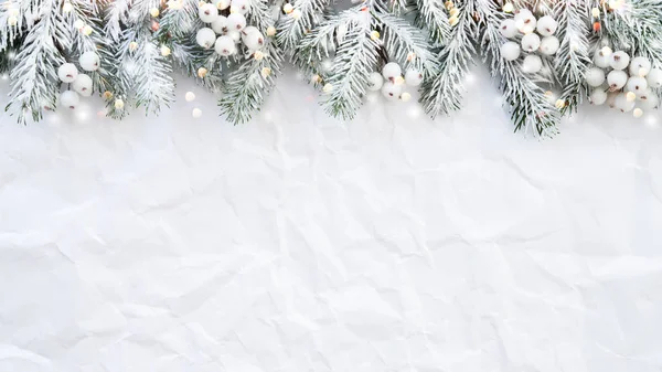 Noel arka plan beyaz buruşuk arka planda xmas ağacı ile. Neşeli Noel tebrik kartı, çerçeve, afiş. Kış tatil tema. Yeni Yılınız Kutlu Olsun. Metin için yer. Düz yatıyordu