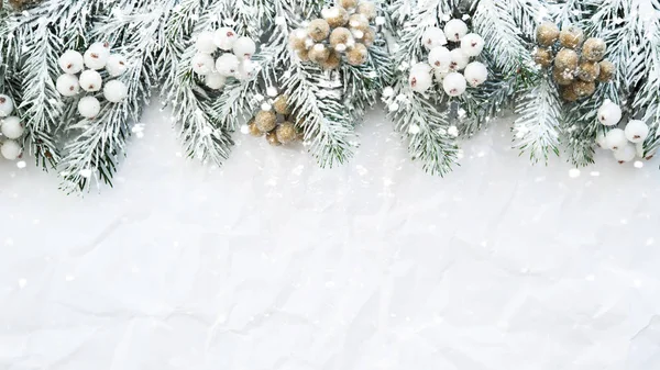 Noel arka plan beyaz buruşuk arka planda xmas ağacı ile. Neşeli Noel tebrik kartı, çerçeve, afiş. Kış tatil tema. Yeni Yılınız Kutlu Olsun. Metin için yer. Düz yatıyordu