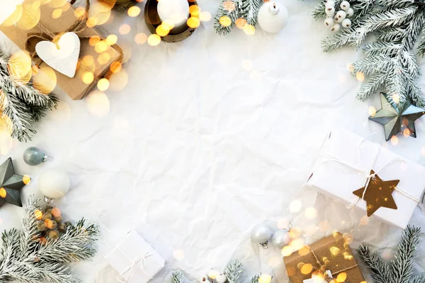 Noel el yapımı hediye kutuları üzerinde beyaz arka plan üstten görünüm buruşuk. Neşeli Noel tebrik kartı, çerçeve. Kış xmas tatil tema. Yeni Yılınız Kutlu Olsun. Düz yatıyordu