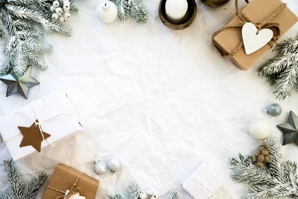 Kerst Handgemaakt Geschenkdozen Wit Verfrommeld Achtergrond Bovenaanzicht Merry Christmas Wenskaart — Stockfoto