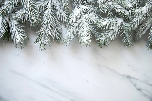白い大理石の背景にクリスマス ツリーとクリスマスの背景 メリー クリスマスのグリーティング カード フレーム バナー 冬の休日のテーマ 明けましておめでとう テキストのためのスペース — ストック写真