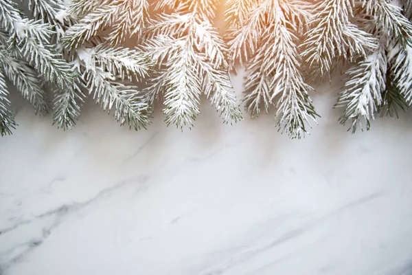 白い大理石の背景にクリスマス ツリーとクリスマスの背景 メリー クリスマスのグリーティング カード フレーム バナー 冬の休日のテーマ 明けましておめでとう テキストのためのスペース — ストック写真