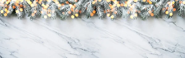 圣诞节背景与圣诞树在白色大理石背景 圣诞快乐贺卡 寒假主题 新年快乐 文本的空间 — 图库照片