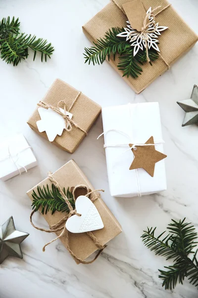 Scatole Regalo Fatte Mano Natale Sfondo Marmo Bianco Vista Dall — Foto Stock