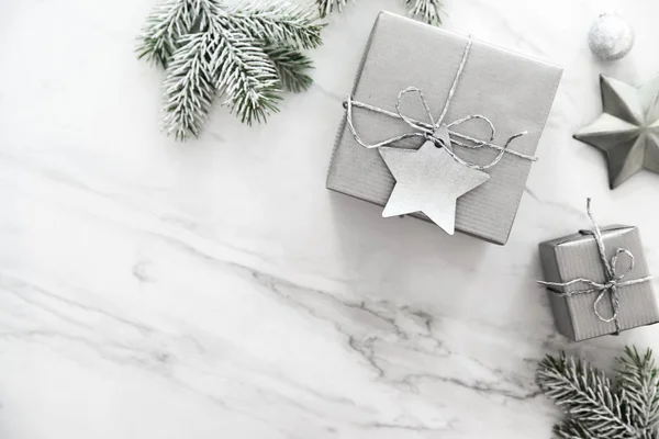 Noel gümüş el yapımı hediye kutuları üzerinde beyaz arka plan üstten görünüm mermer. Neşeli Noel tebrik kartı, çerçeve. Kış xmas tatil tema. Yeni Yılınız Kutlu Olsun. Düz yatıyordu