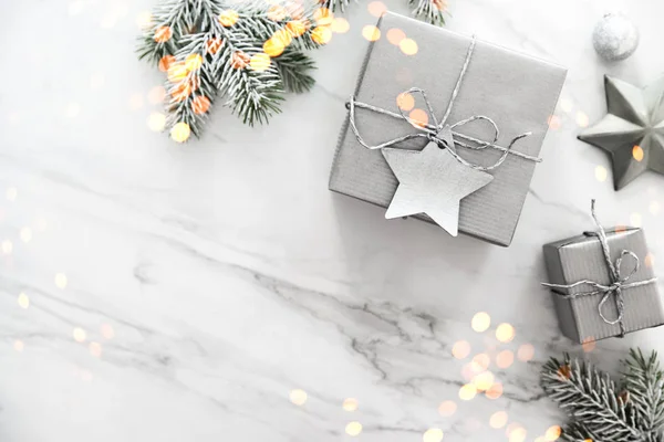 Weihnachtssilber Handgefertigte Geschenkboxen Auf Weißem Marmor Hintergrund Draufsicht Frohe Weihnachten — Stockfoto