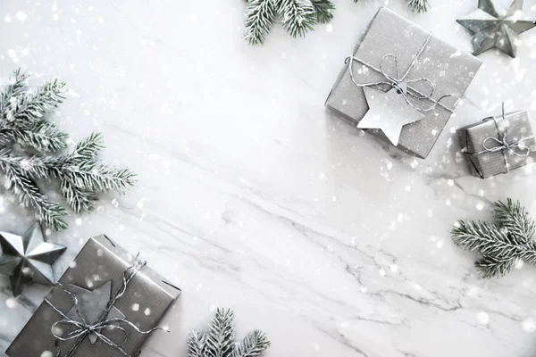 Weihnachtssilber Handgefertigte Geschenkboxen Auf Weißem Marmor Hintergrund Draufsicht Frohe Weihnachten — Stockfoto