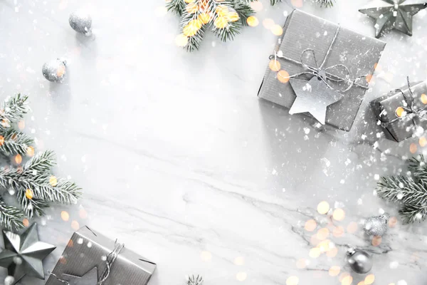 ホワイトのクリスマス銀の手作りギフト ボックス大理石背景トップ ビューがあります メリー クリスマス グリーティング カード フレーム 冬のクリスマスの休日のテーマ 明けましておめでとう — ストック写真