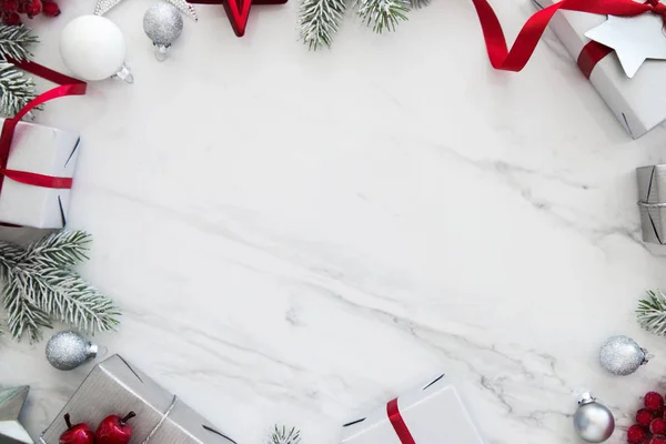 Navidad Cajas Regalo Hechas Mano Plata Sobre Fondo Mármol Blanco —  Fotos de Stock