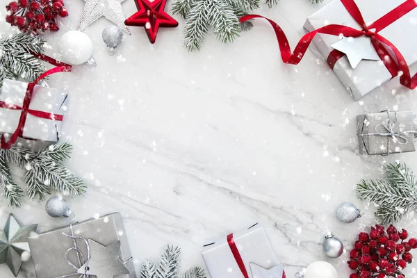 Noel gümüş el yapımı hediye kutuları üzerinde beyaz arka plan üstten görünüm mermer. Neşeli Noel tebrik kartı, çerçeve. Kış xmas tatil tema. Yeni Yılınız Kutlu Olsun. Düz yatıyordu
