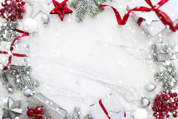 Navidad Cajas Regalo Hechas Mano Plata Sobre Fondo Mármol Blanco —  Fotos de Stock