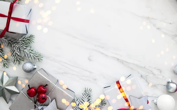 Navidad Cajas Regalo Hechas Mano Plata Sobre Fondo Mármol Blanco —  Fotos de Stock