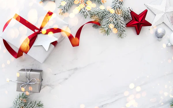 Різдвяні Срібні Подарункові Коробки Ручної Роботи Білому Мармуровому Тлі Зверху — стокове фото