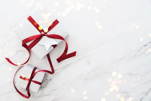 Kerstmis Zilver Handgemaakt Geschenkdozen Wit Marmeren Achtergrond Bovenaanzicht Merry Christmas — Stockfoto