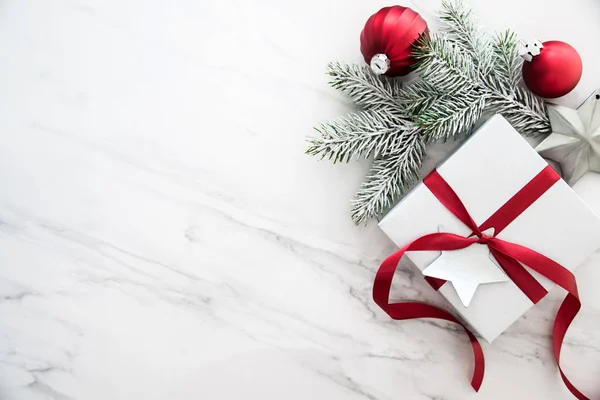 Navidad Cajas Regalo Hechas Mano Plata Sobre Fondo Mármol Blanco —  Fotos de Stock