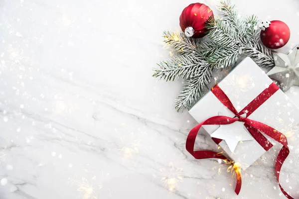 Navidad Cajas Regalo Hechas Mano Plata Sobre Fondo Mármol Blanco —  Fotos de Stock