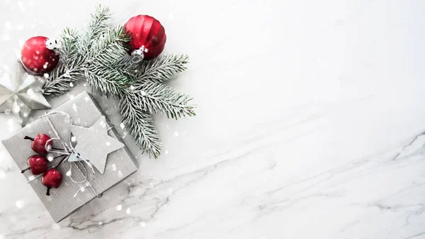 Navidad Cajas Regalo Hechas Mano Plata Sobre Fondo Mármol Blanco —  Fotos de Stock