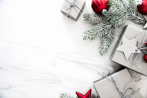 Navidad Cajas Regalo Hechas Mano Plata Sobre Fondo Mármol Blanco —  Fotos de Stock