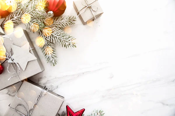 Navidad Cajas Regalo Hechas Mano Plata Sobre Fondo Mármol Blanco —  Fotos de Stock