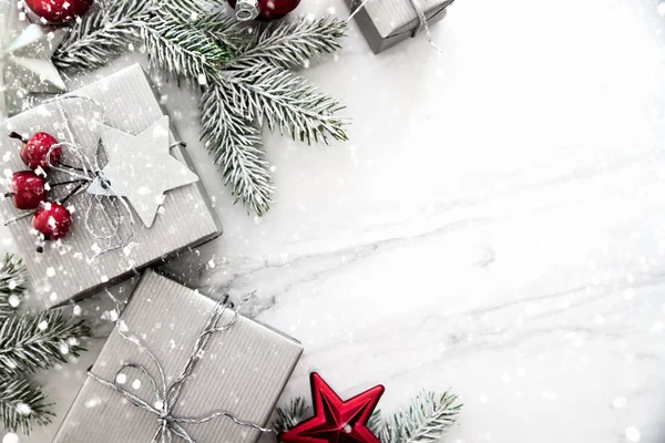 Navidad Cajas Regalo Hechas Mano Plata Sobre Fondo Mármol Blanco —  Fotos de Stock