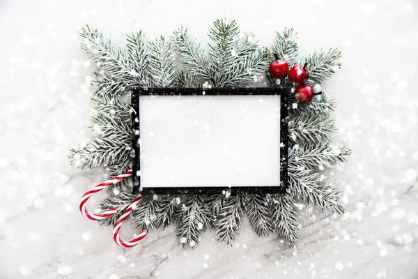 Noel çerçeve ve arka plan xmas ağacı xmas süslemeleri. Neşeli Noel tebrik kartı, banner. Kış tatil tema. Yeni Yılınız Kutlu Olsun. Metin için yer. Düz yatıyordu