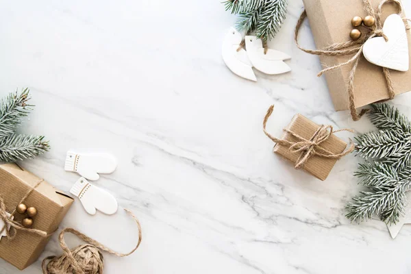 Χριστουγεννιάτικο Χειροποίητο Δώρο Κουτιά Λευκό Μάρμαρο Παρασκήνιο Κάτοψη Καλά Χριστούγεννα — Φωτογραφία Αρχείου