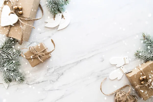 Scatole Regalo Fatte Mano Natale Sfondo Marmo Bianco Vista Dall — Foto Stock