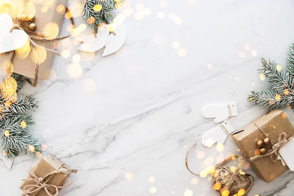 Рождественские Подарочные Коробки Фоне Белого Мрамора Вид Сверху Рождественской Открыткой — стоковое фото