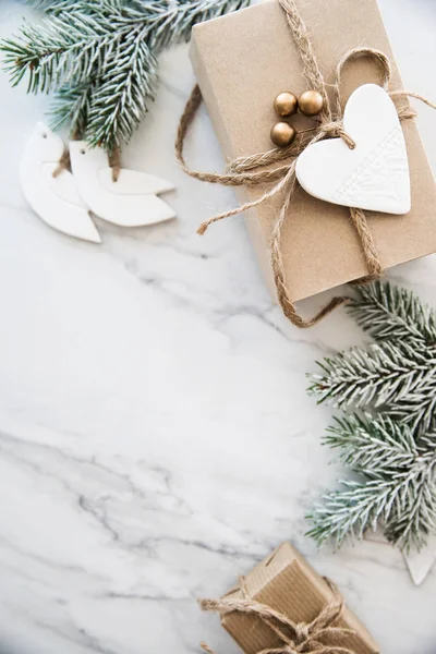 クリスマス手作りギフト ボックス白大理石の背景トップ ビュー メリー クリスマス グリーティング カード フレーム 冬のクリスマスの休日のテーマ 明けましておめでとう — ストック写真