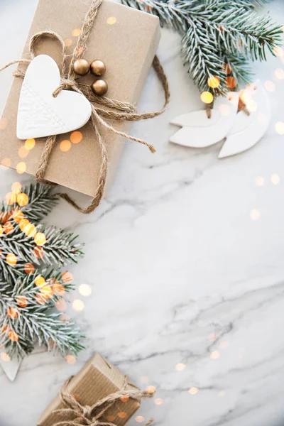 Χριστουγεννιάτικο Χειροποίητο Δώρο Κουτιά Λευκό Μάρμαρο Παρασκήνιο Κάτοψη Καλά Χριστούγεννα — Φωτογραφία Αρχείου