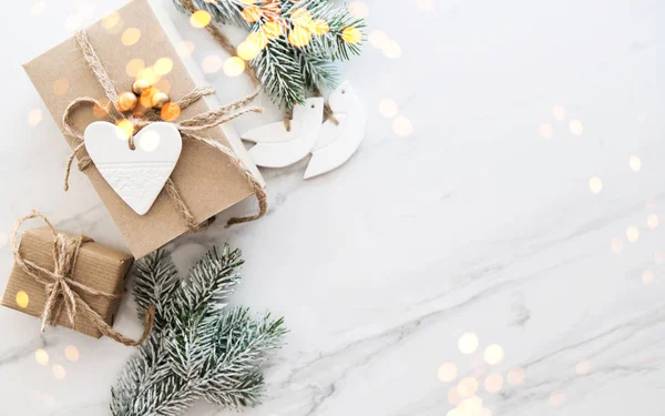 Noel el yapımı hediye kutuları üzerinde beyaz arka plan üstten görünüm mermer. Neşeli Noel tebrik kartı, çerçeve. Kış xmas tatil tema. Yeni Yılınız Kutlu Olsun. Düz yatıyordu