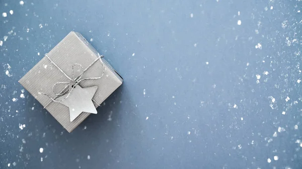 圣诞银手工礼品盒在蓝色背景顶视图 圣诞快乐贺卡 圣诞节假期主题 新年快乐 — 图库照片