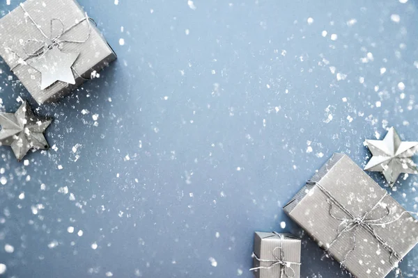 Різдвяні Срібні Подарункові Коробки Ручної Роботи Синьому Тлі Зверху Вітальна — стокове фото