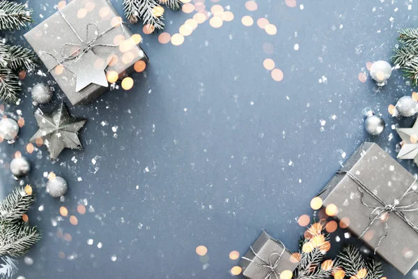 Noel gümüş el yapımı Hediyelik kutu mavi arka plan üstüne görüntüleyin. Neşeli Noel tebrik kartı, çerçeve. Kış xmas tatil tema. Yeni Yılınız Kutlu Olsun. Düz yatıyordu