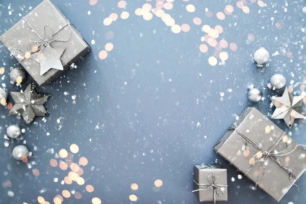 Kerstmis Zilver Handgemaakt Geschenkdozen Top Van Blauwe Achtergrond Bekijken Merry — Stockfoto