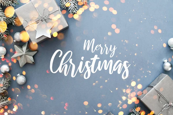 Noel gümüş el yapımı Hediyelik kutu mavi arka plan üstüne görüntüleyin. Neşeli Noel tebrik kartı, çerçeve. Kış xmas tatil tema. Yeni Yılınız Kutlu Olsun. Düz yatıyordu