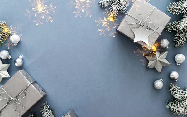 Noel gümüş el yapımı Hediyelik kutu mavi arka plan üstüne görüntüleyin. Neşeli Noel tebrik kartı, çerçeve. Kış xmas tatil tema. Yeni Yılınız Kutlu Olsun. Düz yatıyordu