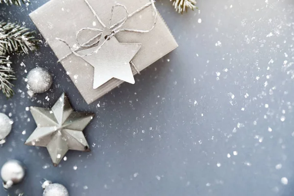 Noel gümüş el yapımı Hediyelik kutu mavi arka plan üstüne görüntüleyin. Neşeli Noel tebrik kartı, çerçeve. Kış xmas tatil tema. Yeni Yılınız Kutlu Olsun. Düz yatıyordu