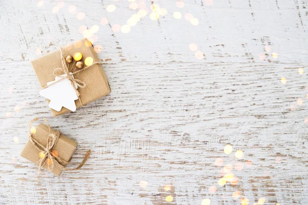 メリー クリスマスとハッピー ホリデー グリーティング カード フレーム バナー 新しい年 クリスマスの手作りギフト 古い木製白地にプレゼント平面図です — ストック写真