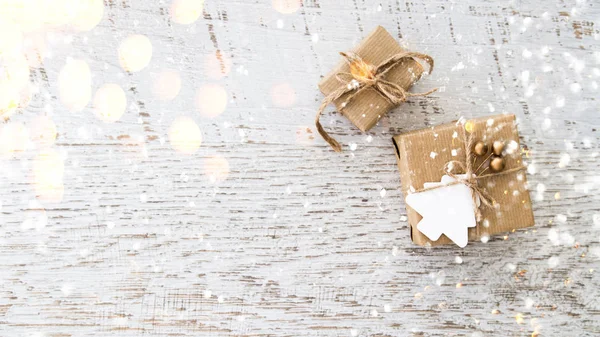 メリー クリスマスとハッピー ホリデー グリーティング カード フレーム バナー 新しい年 クリスマスの手作りギフト 古い木製白地にプレゼント平面図です — ストック写真