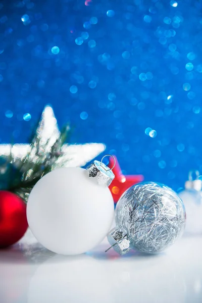 Decoraciones Navideñas Blancas Rojas Plateadas Sobre Fondo Azul Imágenes de stock libres de derechos