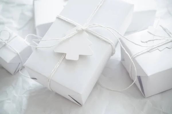 Рождественские Белые Подарочные Коробки Ручной Работы Белом Помятом Фоне Сверху Лицензионные Стоковые Изображения