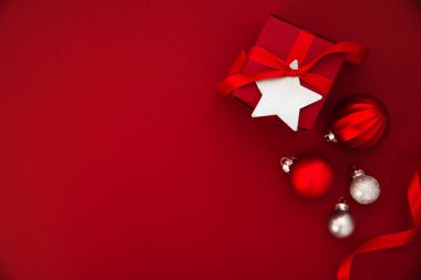 Neşeli Noel ve mutlu tatil tebrik kartı, çerçeve, banner. Yeni yıl. Christmas kırmızı el yapımı hediye, armağan üstünde kırmızı bir arka plan görünüm üst. Kış tatil tema. Düz yatıyordu.