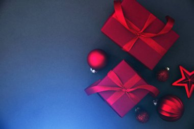 Neşeli Noel ve mutlu tatil tebrik kartı, çerçeve, banner. Yeni yıl. Christmas kırmızı el yapımı hediye, armağan üstünde arka plan üstten görünüm mavi. Kış tatil tema. Düz yatıyordu.