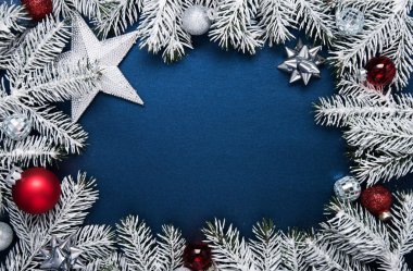 Neşeli Noel ve mutlu tatil tebrik kartı, çerçeve, banner. Yeni yıl. Noel hediyeleri, arka plan üstten görünüm armağan üstünde mavi. Kış tatil tema. Düz yatıyordu.