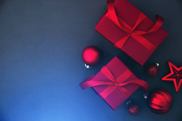 圣诞快乐 节日快乐贺卡 新的一年 圣诞节红色手工礼物 蓝色背景顶视图上的礼物 寒假主题 — 图库照片