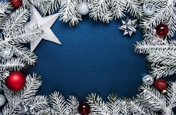 Neşeli Noel ve mutlu tatil tebrik kartı, çerçeve, banner. Yeni yıl. Noel hediyeleri, arka plan üstten görünüm armağan üstünde mavi. Kış tatil tema. Düz yatıyordu.