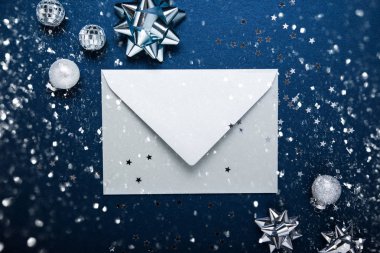 Neşeli Noel ve mutlu tatil tebrik kartı, çerçeve, banner. Yeni yıl. Noel. Noel süsler, zarf kapağı ve köknar ağacı üzerinde mavi arka plan üstten görünüm. Kış tatil tema. Düz yatıyordu.